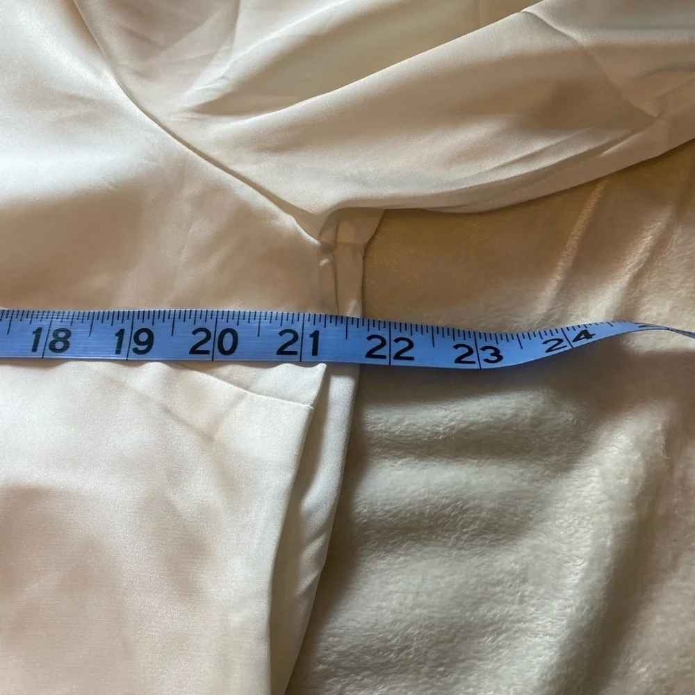 NWOT Women’s L Banana Republic White Dress Shirt Silky Finish